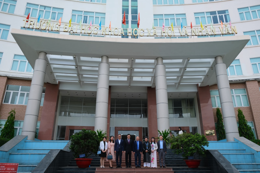 Lãnh đạo nhà Trường và Lãnh sự CHND Trung Hoa tặng quà và chụp ảnh lưu niệm - Ảnh: Hương Mỹ