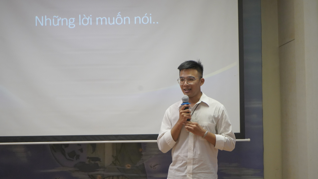 Thế Vinh gửi lời cảm ơn đến quỹ Tzu Chi khi đã đồng hành và giúp đỡ bạn bước tiếp con đường học vấn - Ảnh: Phạm Trí