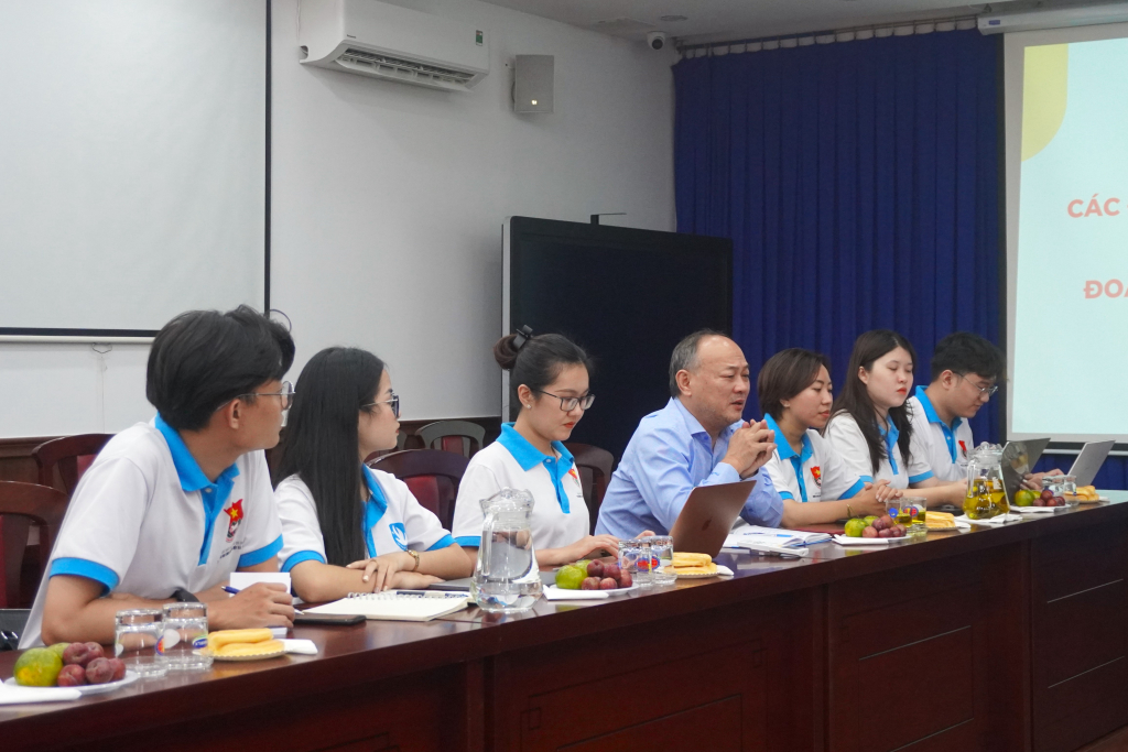 Đại diện Trường ĐH KHXH&NV, ĐHQG-HCM tham dự buổi làm việc - Ảnh: Ngọc Bích