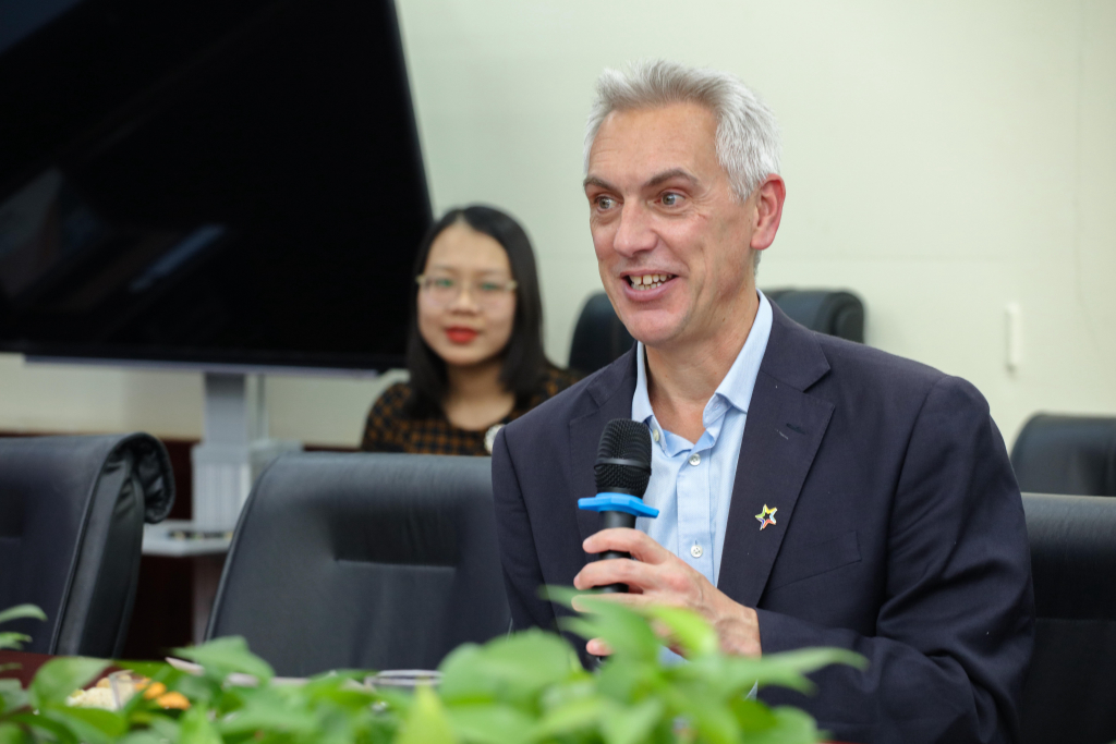 GS. Brian Stout hy vọng có thể hợp tác lâu dài cùng Nhà trường - Ảnh: Lý Nguyên