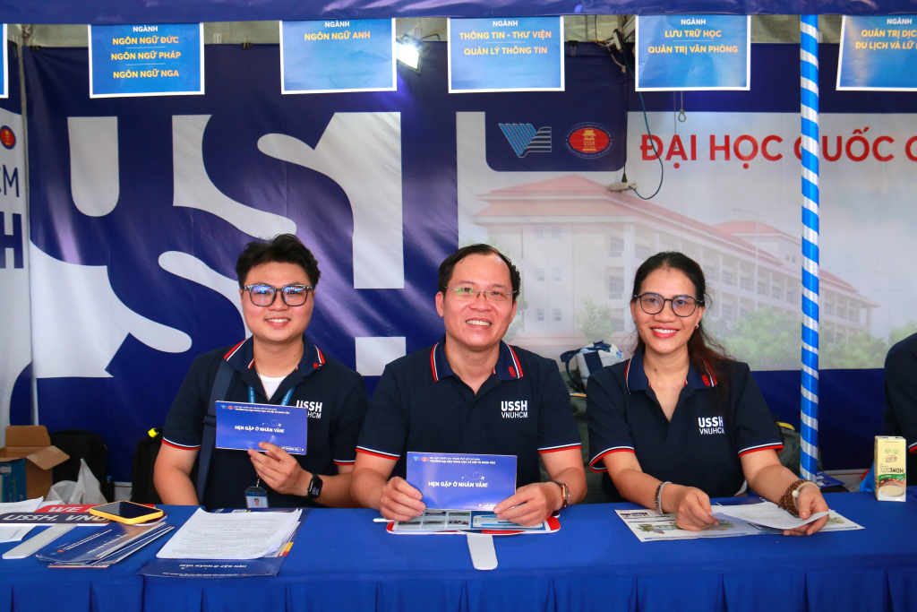 ThS. Nguyễn Văn Hiệp (giữa) chia sẻ: “Các thí sinh năm nay đã chú trọng và có sự chuẩn bị hơn vào lộ trình phát triển dài hạn” - Ảnh: ĐỨC DƯƠNG