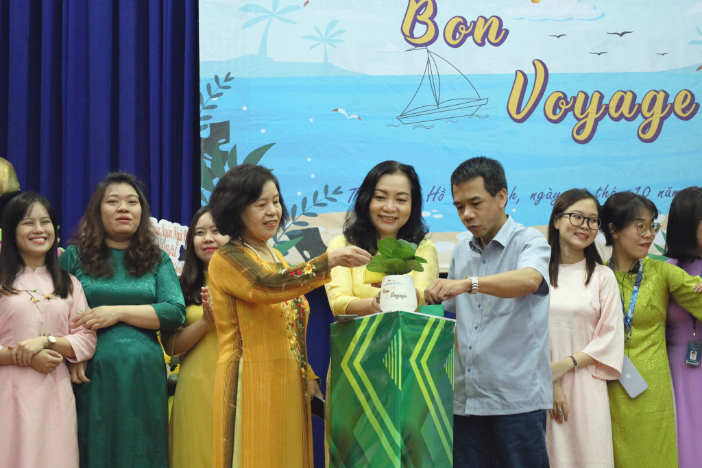 Giảng viên khoa Ngôn ngữ học thực hiện nghi thức khai khóa đặc biệt bằng cách sới đất và tươi cây xanh - Ảnh: Thu Hương
