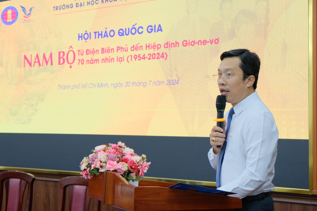 TS. Lê Hoàng Dũng cho biết vai trò của Lịch sử là vô cùng to lớn - Ảnh: Huyền Linh