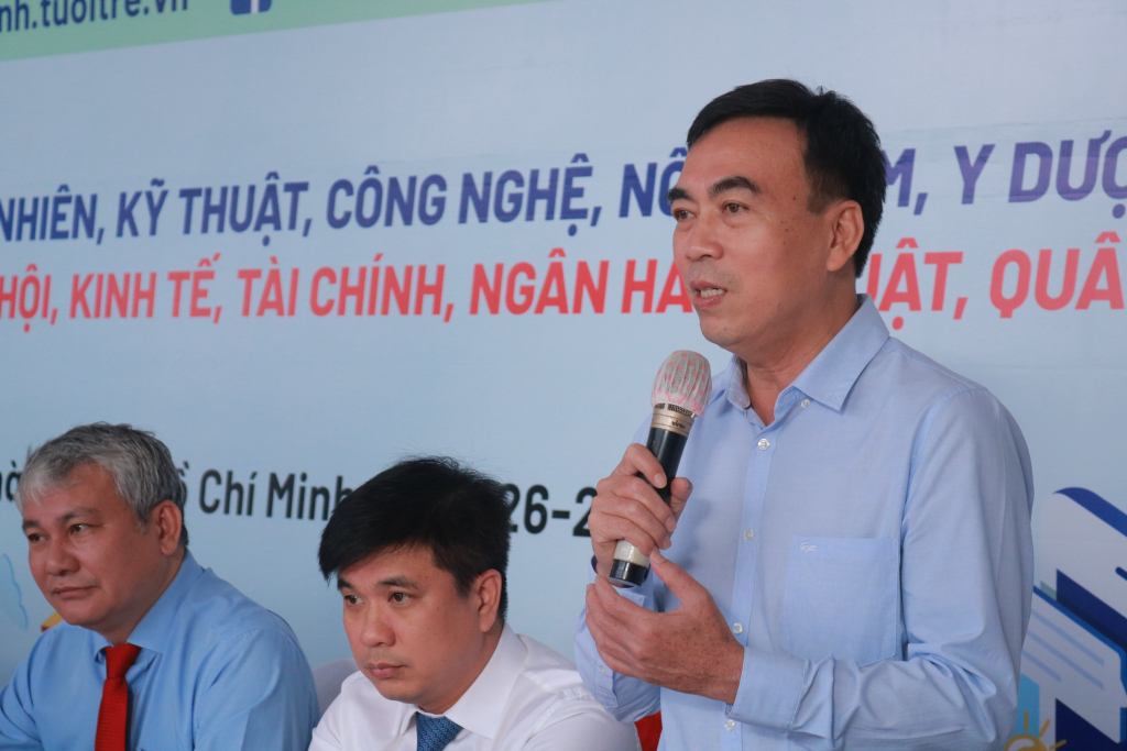 TS. Phạm Tấn Hạ chia sẻ nhiều nội dung với các bạn học sinh tham gia Ngày hội tư vấn tuyển sinh - Ảnh: Phạm Trí