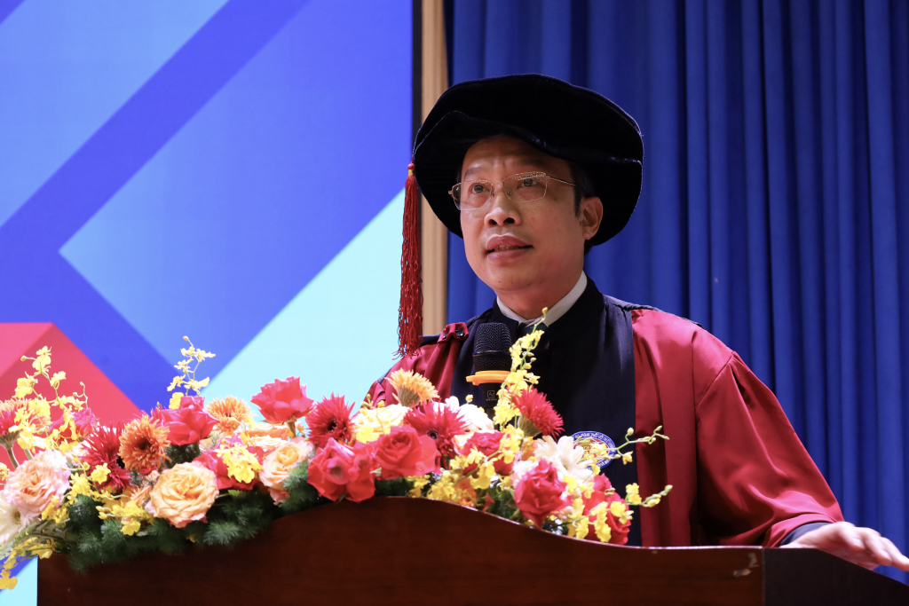 TS. Lê Hoàng Dũng đặt ra vấn đề: “Con người quyết định hay công nghệ quyết định - hay là cả hai?” nhằm nhấn mạnh việc tiếp tục nỗ lực học tập trong bối cảnh công nghệ phát triển mạnh mẽ - Ảnh: QUỲNH NHƯ