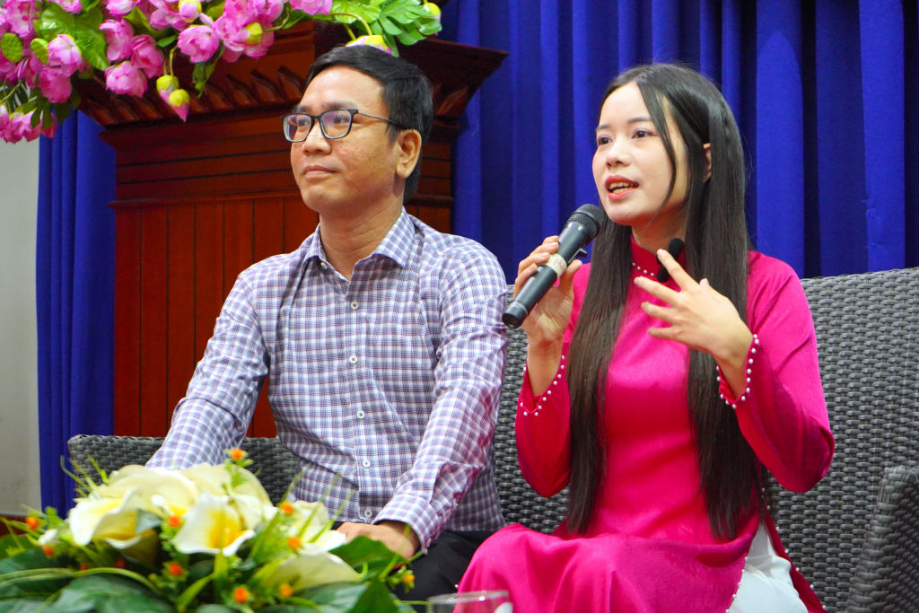 ThS. Võ Thị Mỹ Duyên và ThS. Nguyễn Anh Toàn giải đáp các thắc mắc cho các bạn sinh viên - Ảnh: Phạm Trí
