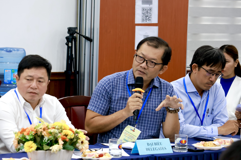 Các học giả tại Hội thảo đặt câu hỏi xoay quanh về 4 bài tham luận được trình bày - Ảnh: NHẬT VY