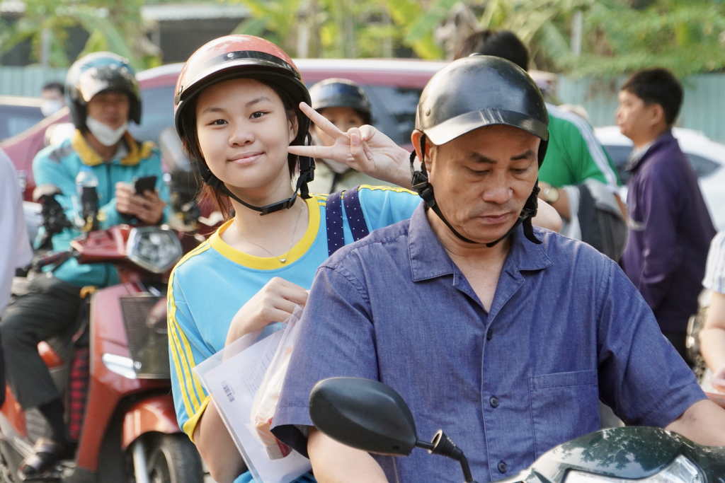 Phụ huynh đưa các em đến sớm để kịp chuẩn bị cho kỳ thi - Ảnh: KHÁNH MY