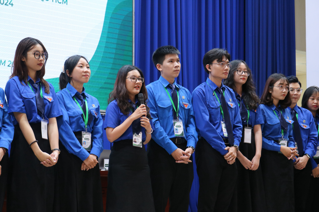 Đ/c Nguyễn Thị Ngọc Khánh phát biểu trước Đại hội - Ảnh: Tuyết Hồng