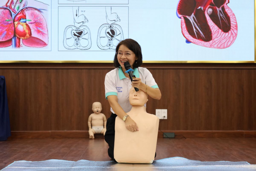 ThS. Trang Jena Nguyen cho biết, tốc độ ép tim là 100-120 nhịp/phút, chu kỳ là 30 lần ép/2 lần thổi ngạt - Ảnh: MAI HƯƠNG