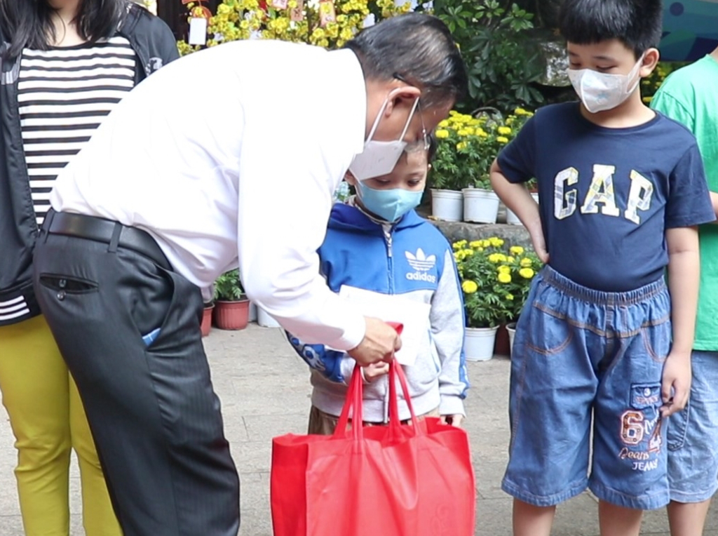 Đồng chí Nguyễn Hữu Hiệp tặng quà và thăm hỏi em nhỏ có hoàn cảnh khó khăn - Ảnh: Tuyết Hồng