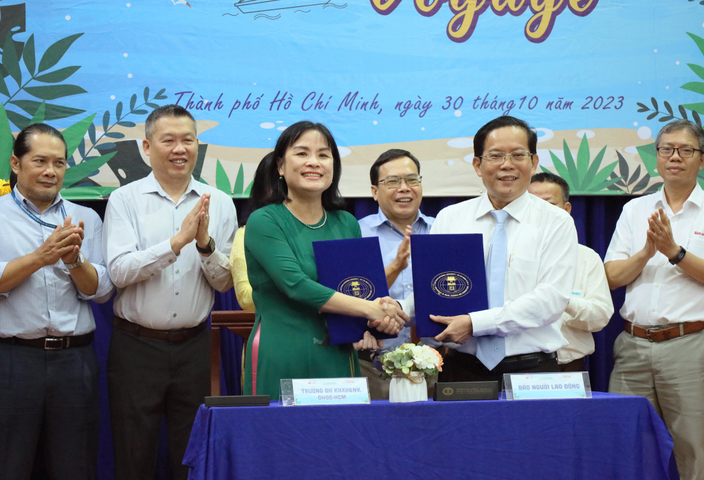 Nhà trường và Báo Người Lao Động ký kết Biên bản ghi nhớ để cùng hợp tác lâu dài trong tương lai - Ảnh: Thu Hương