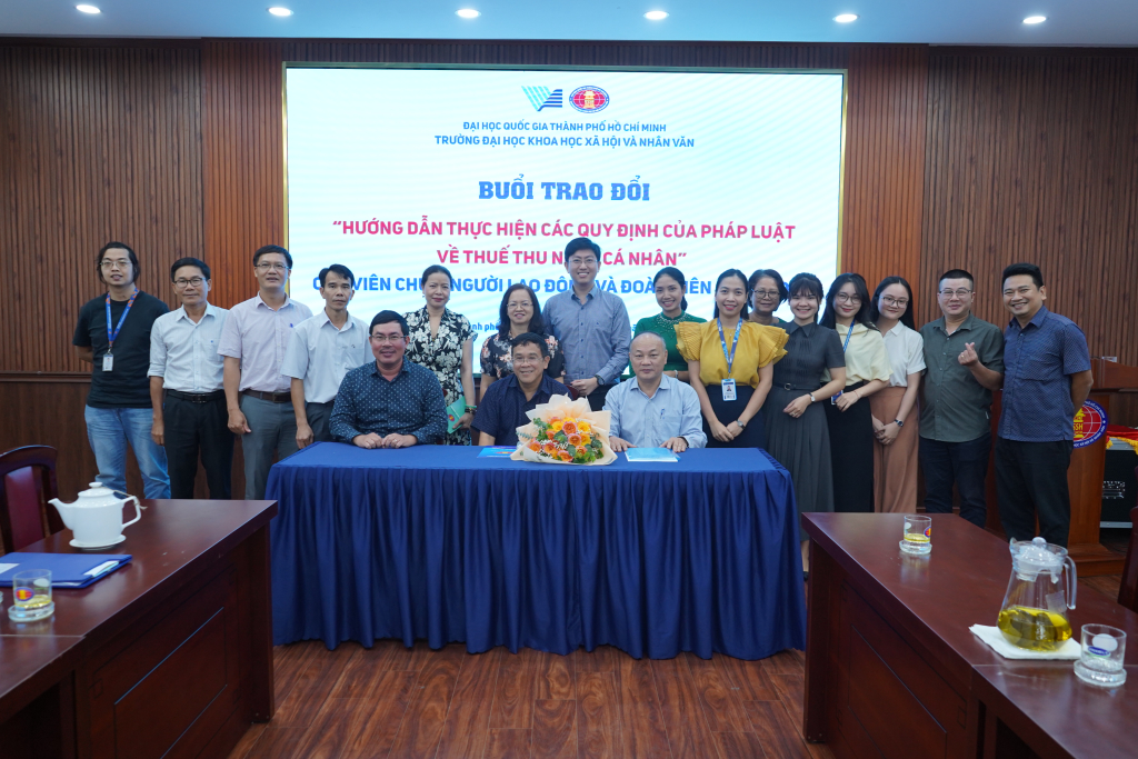 Người tham dự chụp ảnh kỷ niệm - Ảnh: Phạm Trí