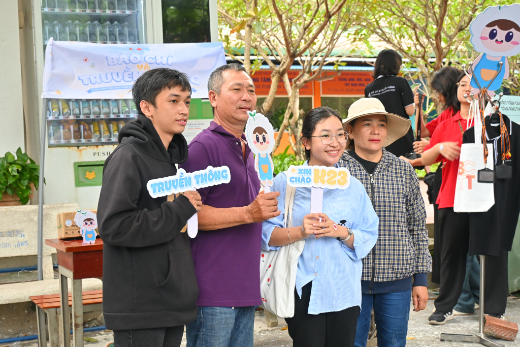 Nhiều cảm xúc trong ngày đầu nhập học tại cơ sở Thủ Đức - Ảnh: CLB Truyền thông Info Plus 
