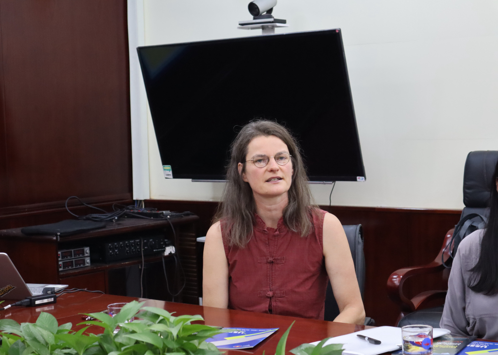 GS.TS Kristina Großmann (ĐH Bonn) bày tỏ mong muốn hợp tác với Nhà trường trong công tác nghiên cứu, trao đổi sinh viên - Ảnh: Nhật Ánh