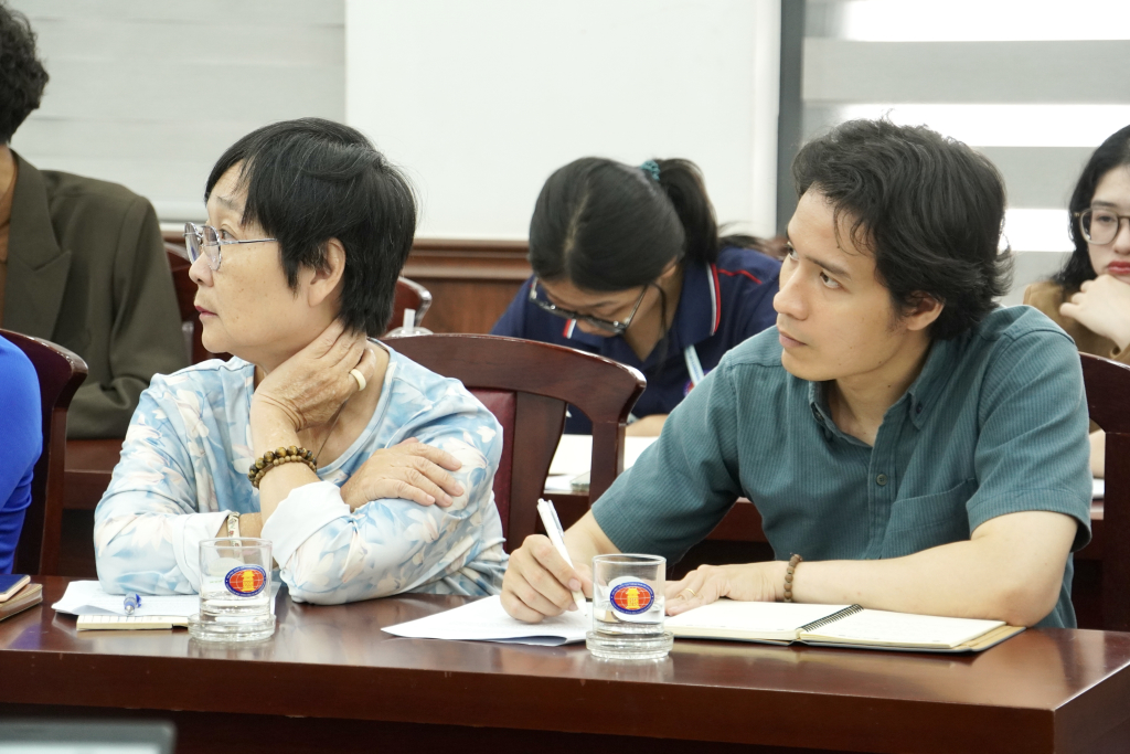 Người tham dự chăm chú theo dõi các phân cảnh kinh điển trong phim - Ảnh: KHÁNH MY
