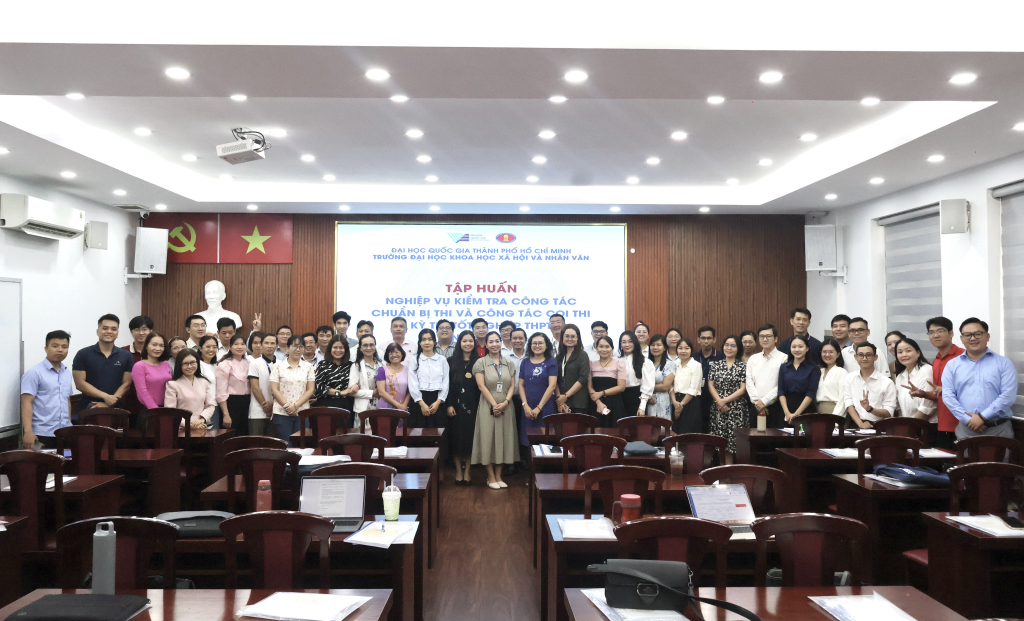 Lãnh đạo Nhà trường cùng đội ngũ giảng viên cam kết nghiêm túc thực hiện nhiệm vụ - Ảnh: KHÁNH BĂNG