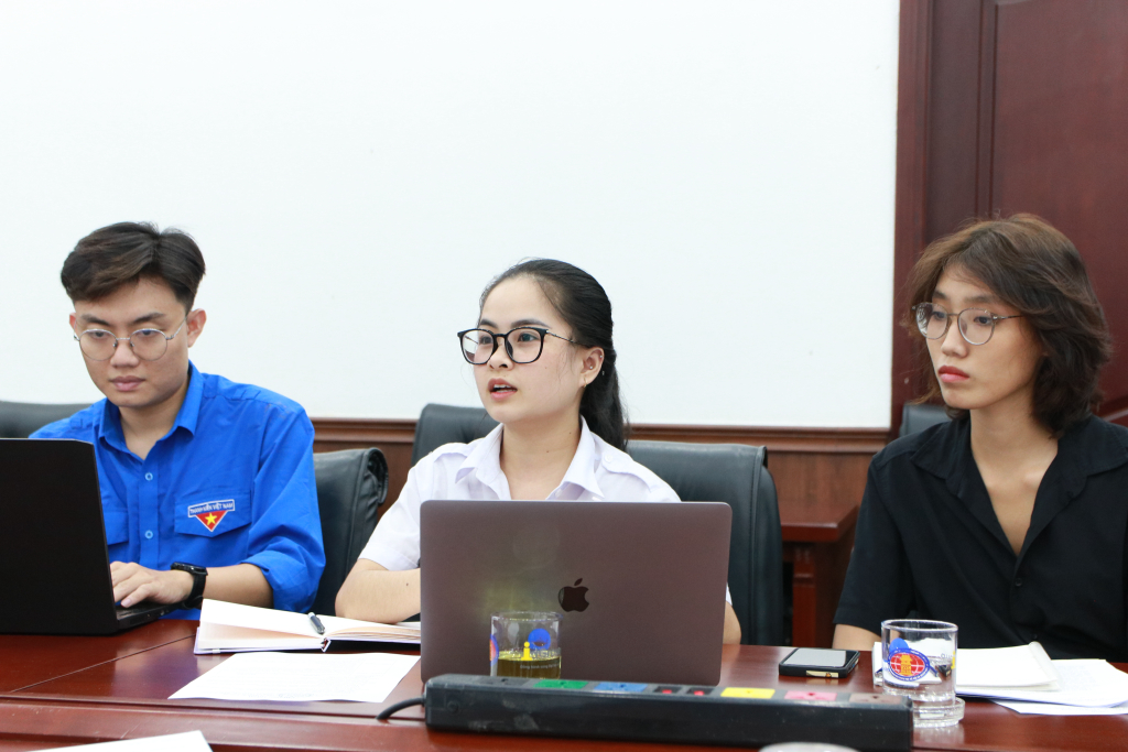 Đ/c Nguyễn Thị Uyên (giữa) báo cáo hoạt động của Hội Sinh viên năm 2023 và phương hướng, nhiệm vụ năm 2024 - Ảnh: Phạm Trí