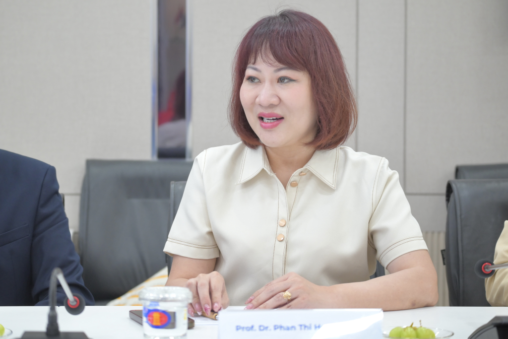 Bày tỏ mối quan tâm về biến đổi khí hậu ở các quốc gia ASEAN, PGS.TS. Phan Thị Hồng Xuân cho rằng hai đơn vị có thể hợp tác để thực hiện các nghiên cứu không chỉ ở cấp độ quốc gia mà còn ở cấp độ châu Á - Ảnh: Ý NGUYỄN