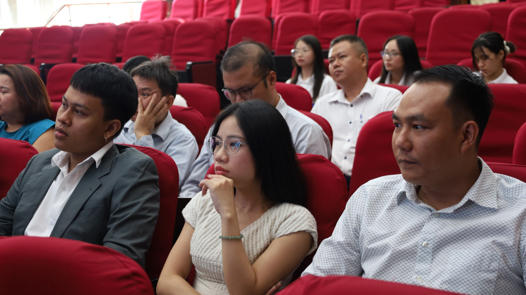 Các đại diện lắng nghe chia sẻ về những mô hình thực tiễn trong công tác sinh viên - Ảnh: MỸ NGÂN
