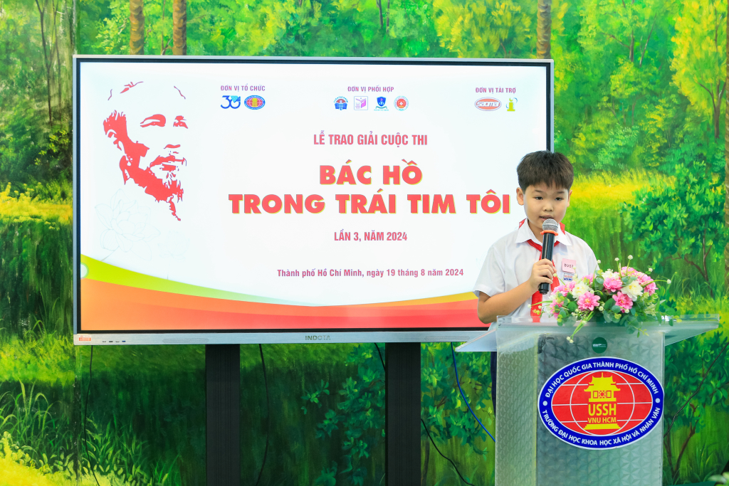 Thí sinh nhỏ tuổi nhất Nguyễn Minh Hoàng phát biểu tại Lễ trao giải