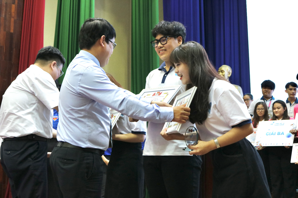 Đ/c Phạm Thanh Sơn - Phó Trưởng Phòng Khoa giáo, Ban Tuyên giáo Thành ủy TP.HCM trao giải Nhất cho đội thi - Ảnh: Tuyết Hồng