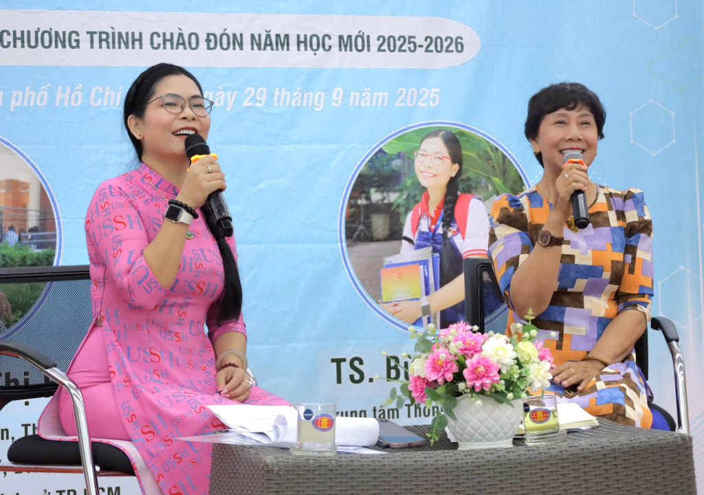 TS. Nguyễn Thị Hậu (phải) và TS. Bùi Thu Hằng (trái) cùng thảo luận về vai trò của thư viện và bảo tàng trong trường đại học - Ảnh: THANH HẢI