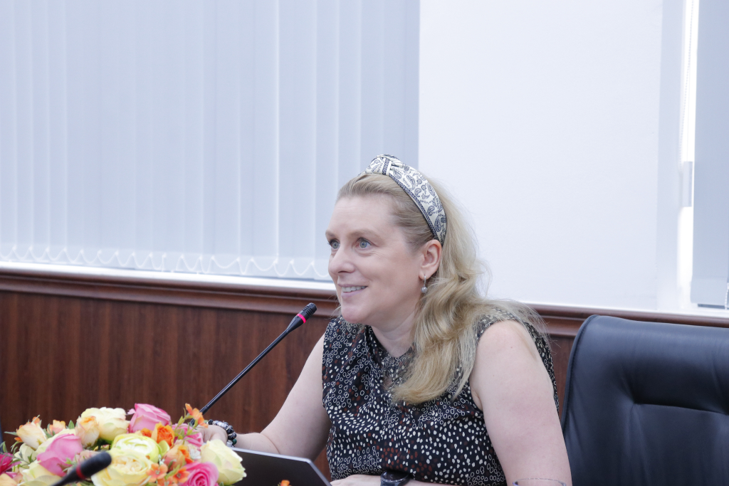 PGS.TS. Joanna Zawiejska hướng dẫn một số vấn đề về kỹ năng công bố quốc tế - Ảnh: Phương Khanh 