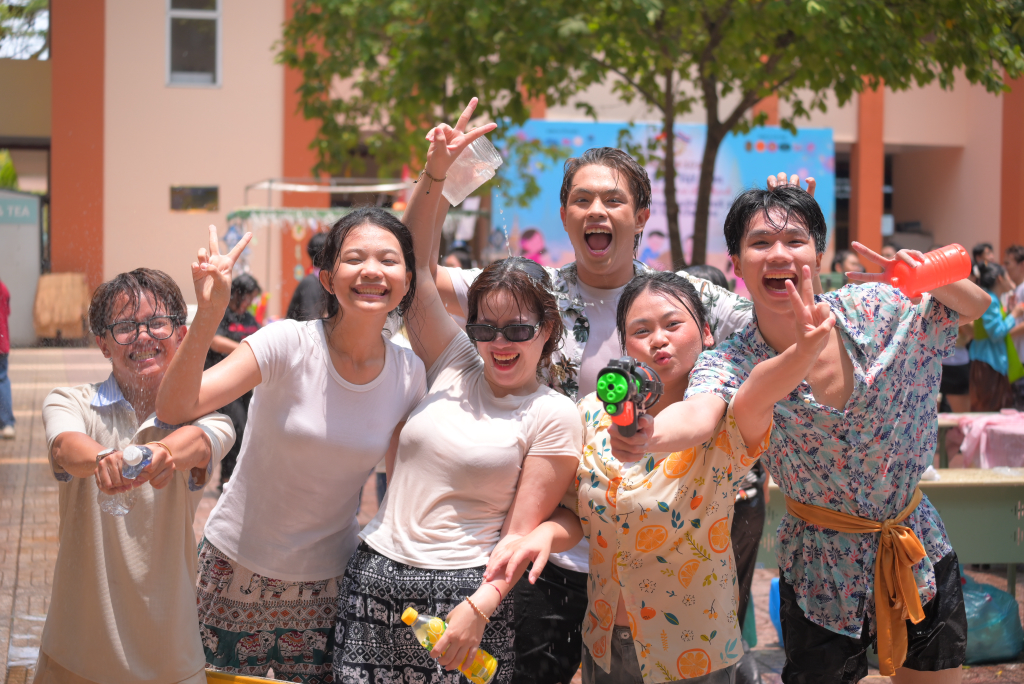 Lễ hội té nước Songkran Thái Lan mang ý nghĩa thanh tẩy, gột rửa đi hết những điềm xui rủi, bệnh tật, tội lỗi năm cũ, đón chào một năm tươi mới sắp sang - Ảnh: Ý NGUYỄN