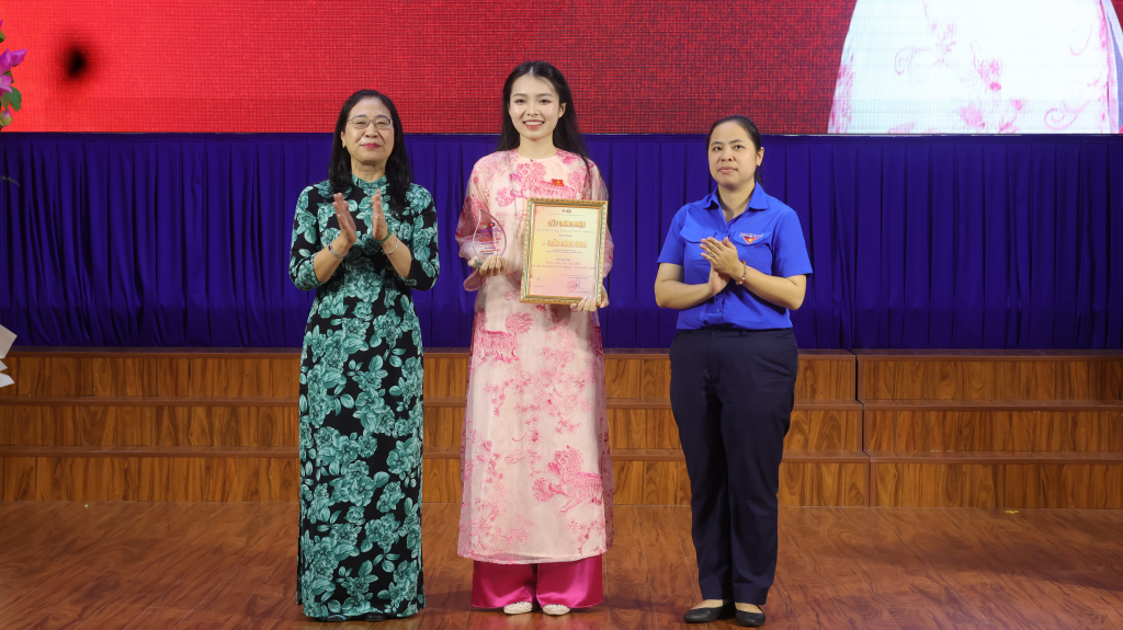 Các Đảng viên trẻ tiêu biểu đã được vinh danh nhờ những thành tích xuất sắc trong công tác Đoàn và học tập - Ảnh: NGUYỄN MINH THƯ