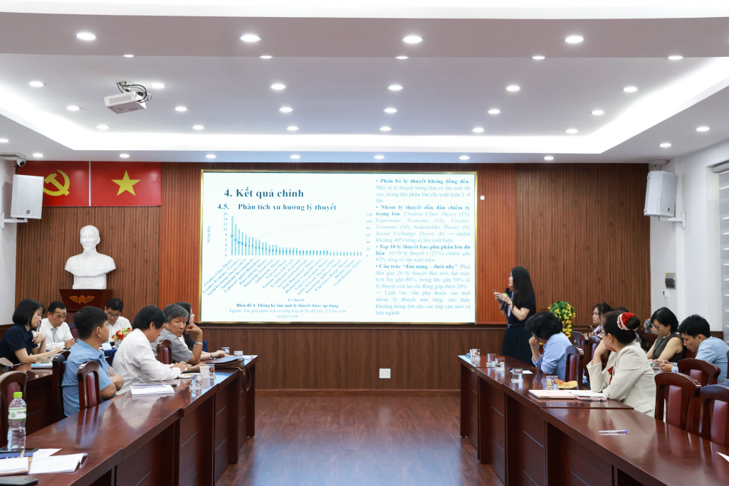 Các nhà nghiên cứu trình bày kết quả nghiên cứu tại phiên thảo luận tiểu ban - Ảnh: THANH KHUÊ