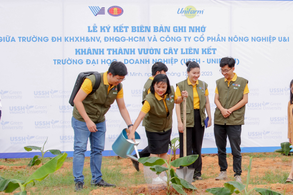Đại diện các bên tham gia trồng những cây non đầu tiên trong khu vườn - Ảnh: Ngọa Kỳ