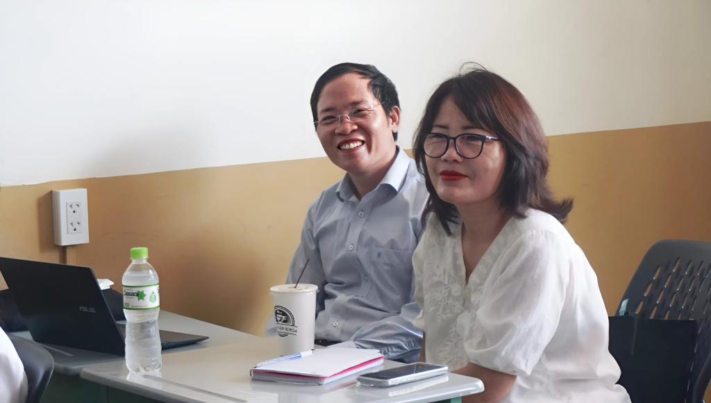 TS. Ninh Thị Kim Thoa, Ths. Nguyễn Văn Hiệp tham dự tại buổi báo cáo (ảnh: Ngọc Trân)
