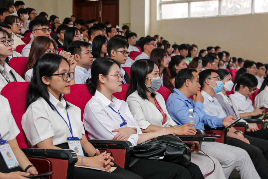 Gia đình, phụ huynh của các bạn sinh viên tại cuộc thi - Ảnh: Trịnh Minh Phương