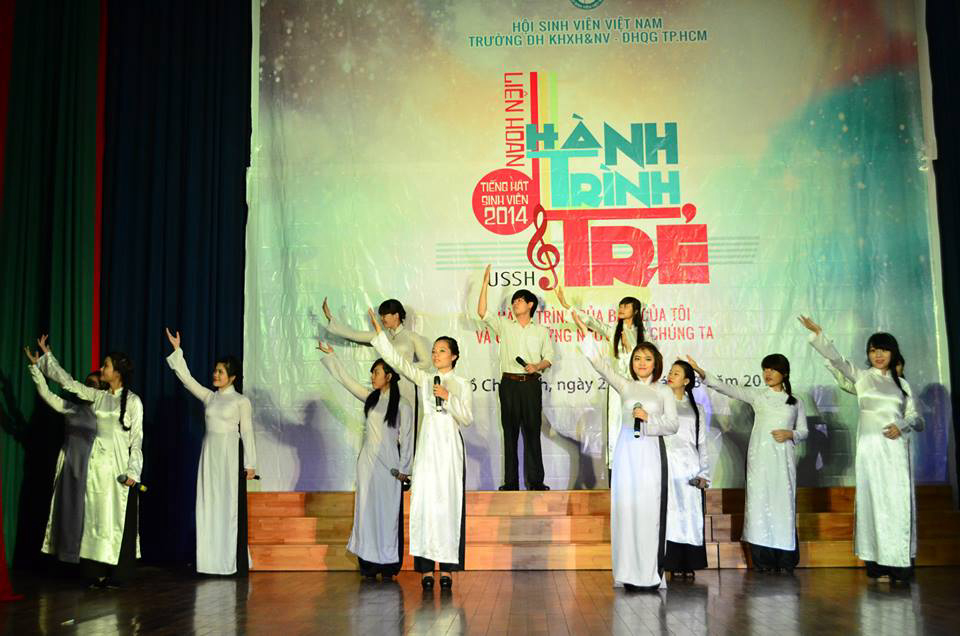 Hình ảnh: Sinh viên Khoa Giáo dục tham gia Liên hoan tiếng hát sinh viên của trường