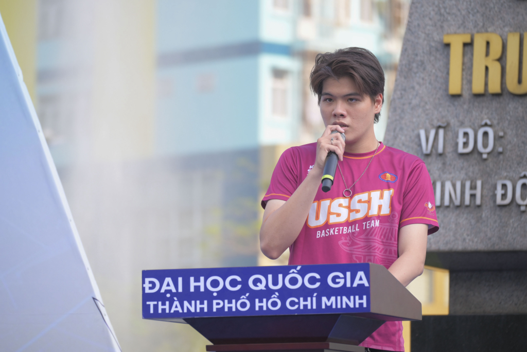 Bạn Huỳnh Minh Tín dõng dạc hô vang khẩu hiệu "Xin hứa" trước sự chứng kiến của toàn thể đại biểu và các đoàn tham dự