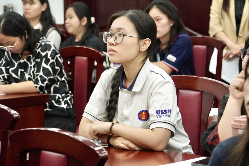 Người tham dự chăm chú theo dõi các phân cảnh kinh điển trong phim - Ảnh: KHÁNH MY