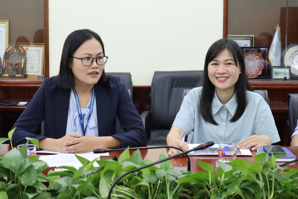 TS. Hoàng Ngọc Minh Châu (trái) và TS. Lê Thị Sinh Hiền (phải) trao đổi với đại diện ĐH Bonn về các kế hoạch hợp tác sắp tới - Ảnh: Nhật Ánh