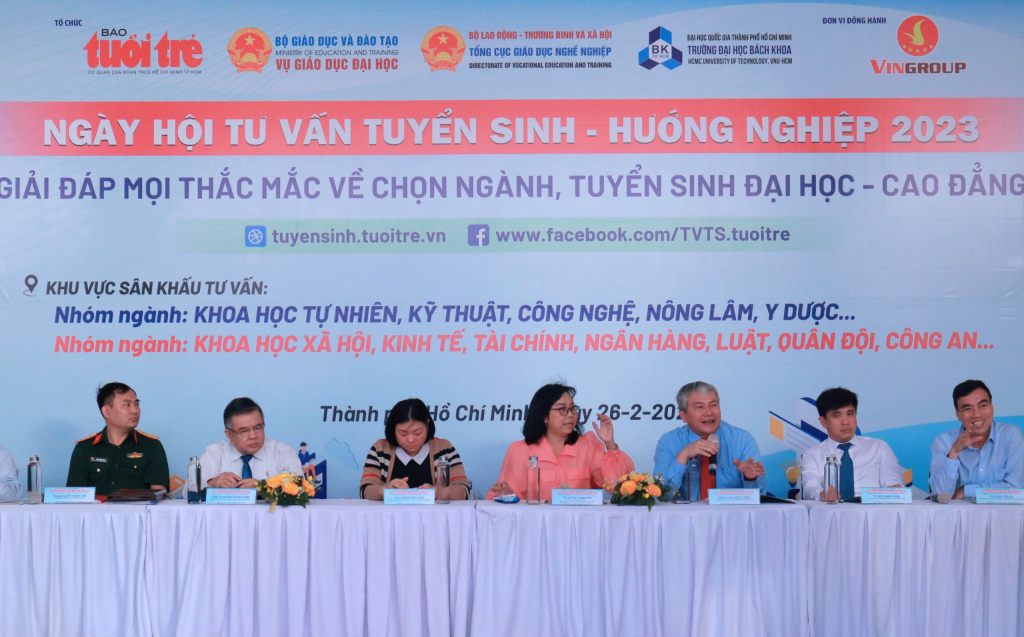 Các chuyên gia tại phiên tư vấn trực tiếp và giải đáp mọi thắc mắc về chọn ngành nghề, tuyển sinh Đại học, Cao đẳng - Ảnh: Phạm Trí