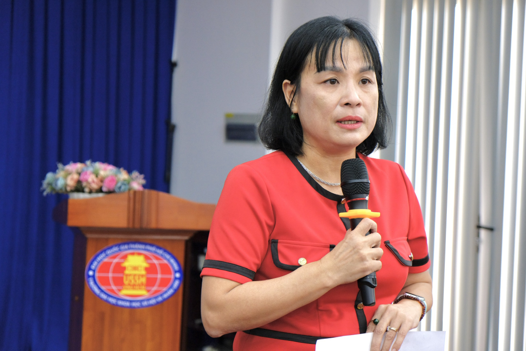 PGS.TS Ngô Thị Phương Lan gửi lời cảm ơn sâu sắc với những đóng góp của quý thầy cô trong thời gian qua - Ảnh: Huyền Linh