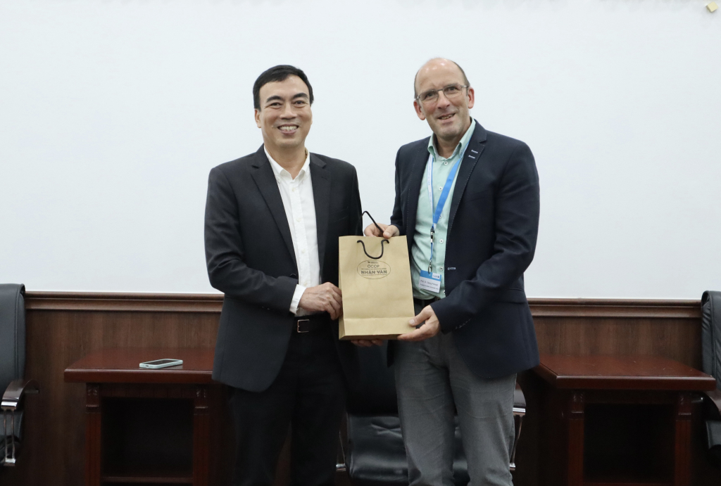 TS. Phạm Tấn Hạ tặng quà lưu niệm cho đại diện trường ĐH Tổng hợp Jena - Ảnh: Phương Khanh 