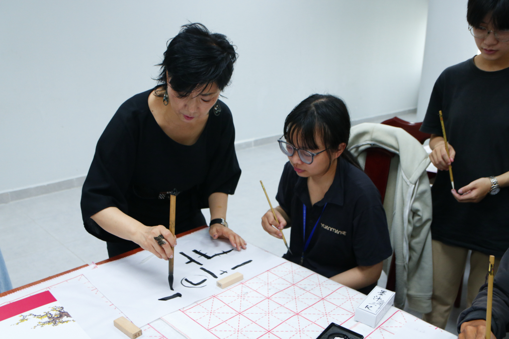 Diễn giả Hong Sung-ran hướng dẫn những kiến thức cơ bản về thư pháp Hàn Quốc - Ảnh: Thanh Thúy