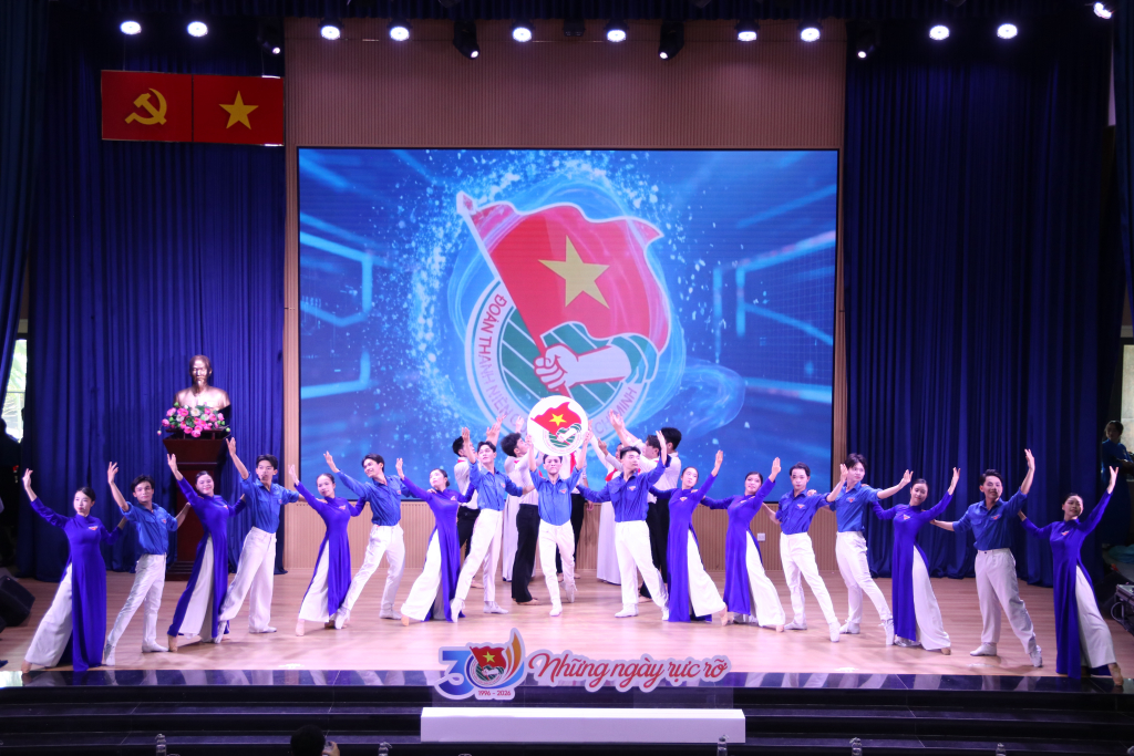 Tinh thần dấn thân và “vươn ra biển lớn” trở thành “kim chỉ nam” cho tuổi trẻ Nhân Văn - Ảnh: ĐỨC ÂN