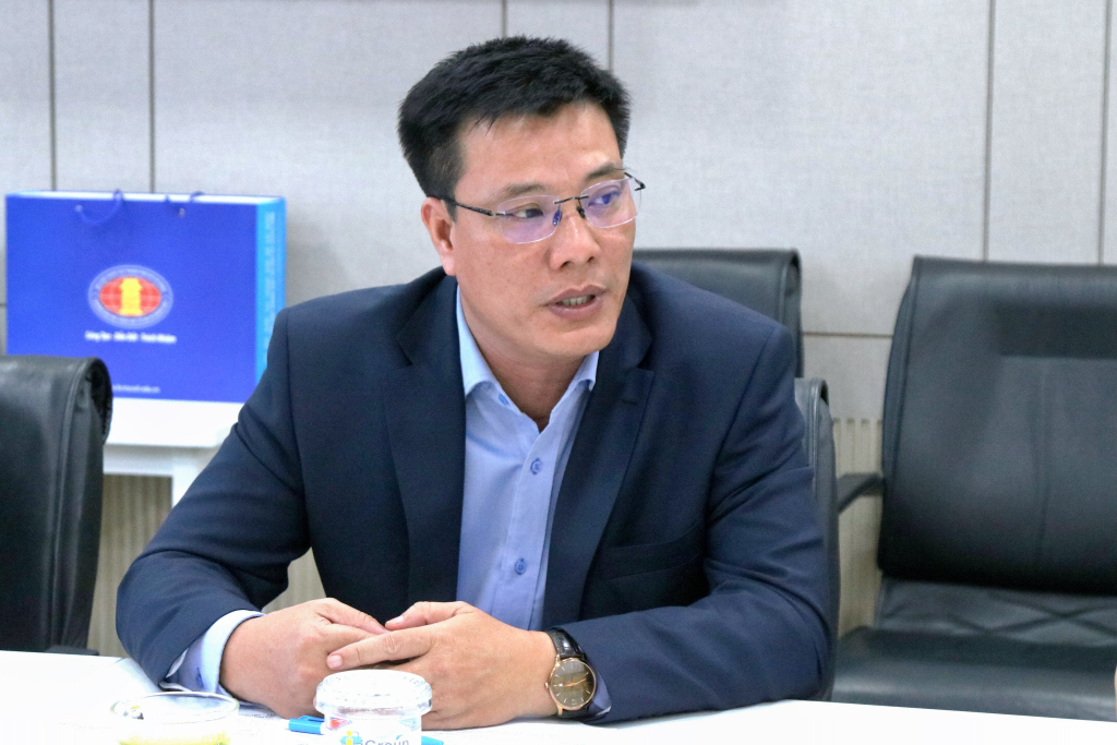 PGS.TS Lưu Văn Quyết giới thiệu về các chương trình hợp tác quốc tế của Nhà trường cùng các đối tác giáo dục Trung Quốc - Ảnh: NGUYỆT NGÂN.
