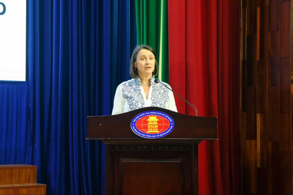 Bà Emmanuelle Pavillon-Grosser kỳ vọng về một tương lai tốt đẹp do những người trẻ cùng nhau xây dựng - Ảnh: THÚY QUỲNH