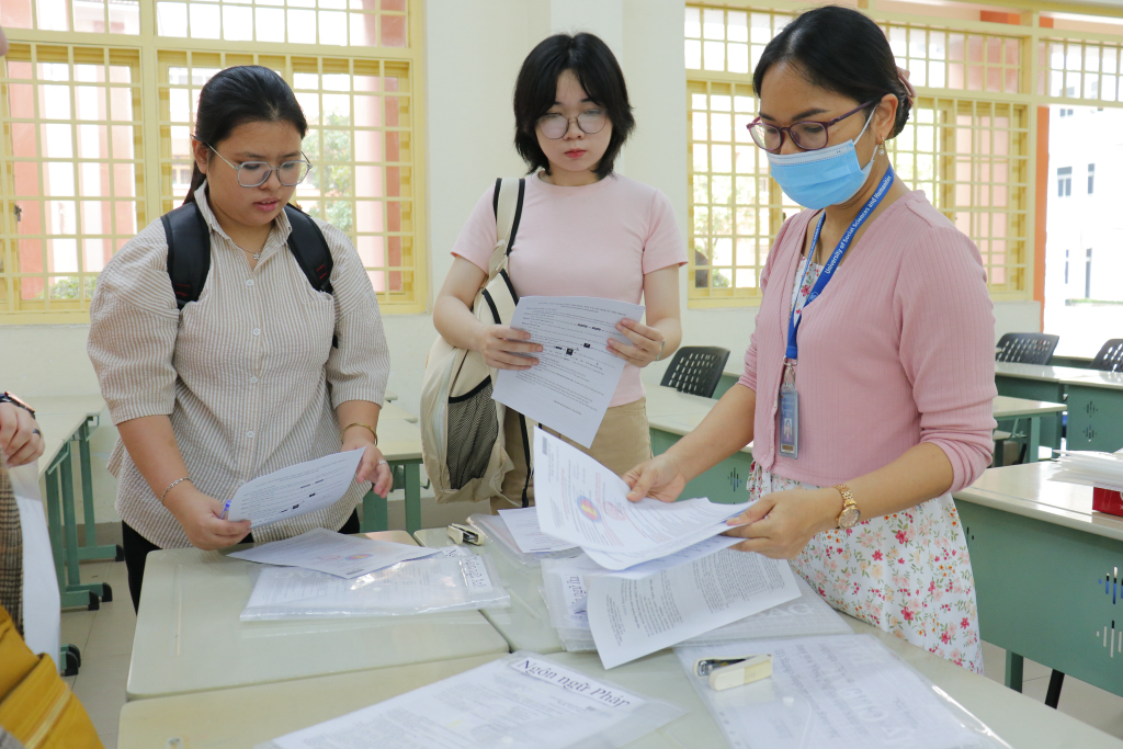 Phụ huynh và học sinh đến từ sớm làm thủ tục nhập học tại cơ sở Thủ Đức - Ảnh: CLB Truyền thông Info Plus