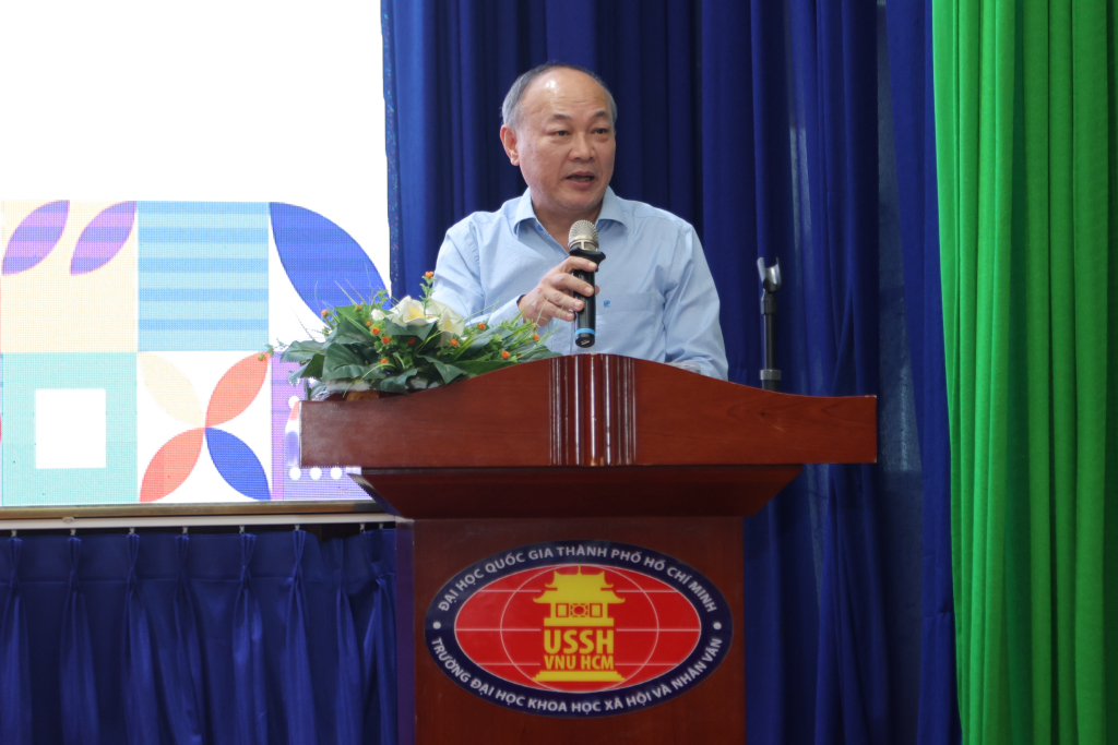 TS. Phan Thanh Định, Phó hiệu trưởng Nhà trường, nhấn mạnh tầm quan trọng của việc tăng cường kết nối và chia sẻ trong nội bộ, xem đây là nền tảng để nâng cao đời sống tinh thần và xây dựng môi trường học thuật giàu tính nhân văn - Ảnh: NGOẠ KỲ