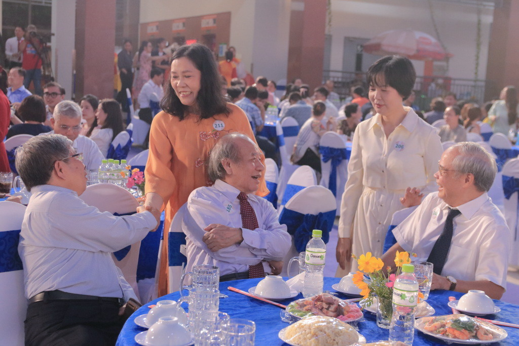 Không khí ấm áp và tràn ngập niềm vui trong buổi gặp mặt - Ảnh: Lý Nguyên