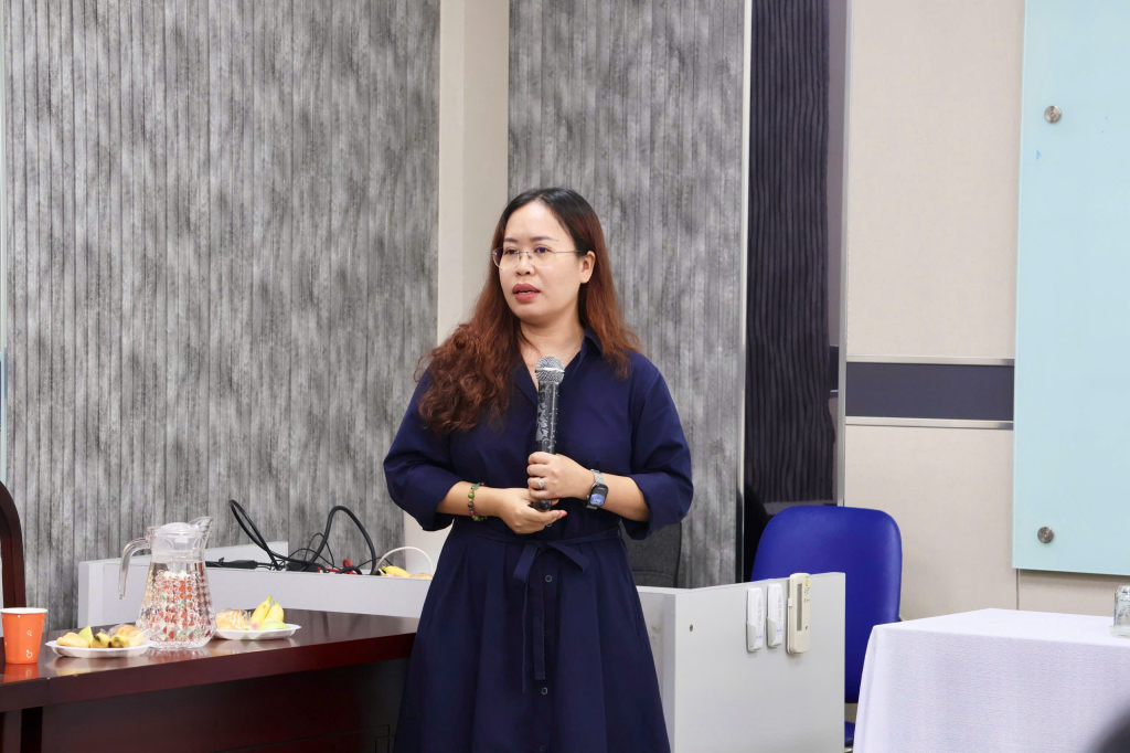 PGS.TS. Ngô Thị Huyền đề xuất cách tiếp cận toàn diện bao gồm hạ tầng công nghệ, năng lực số và chính sách quản trị tri thức trong tham luận "Hệ sinh thái tri thức số: Định hình chuyển đổi đào tạo sau đại học" - Ảnh: NHẬT VY