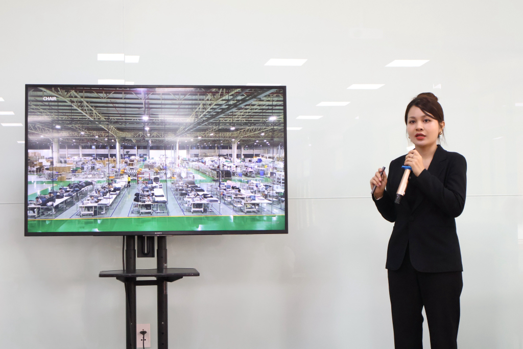 Bà Nguyễn Thúy Nhi – đại diện công ty, chia sẻ về lịch sử và hoạt động của công ty - Ảnh: TIẾN ANH